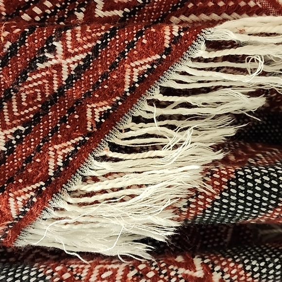 Patterned poncho shawl - Picture 4 of 4